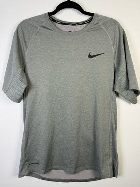 Nike Pro Men’s Training T-Shirt with Dri-Fit technology, slim fit, Gray, Size: L